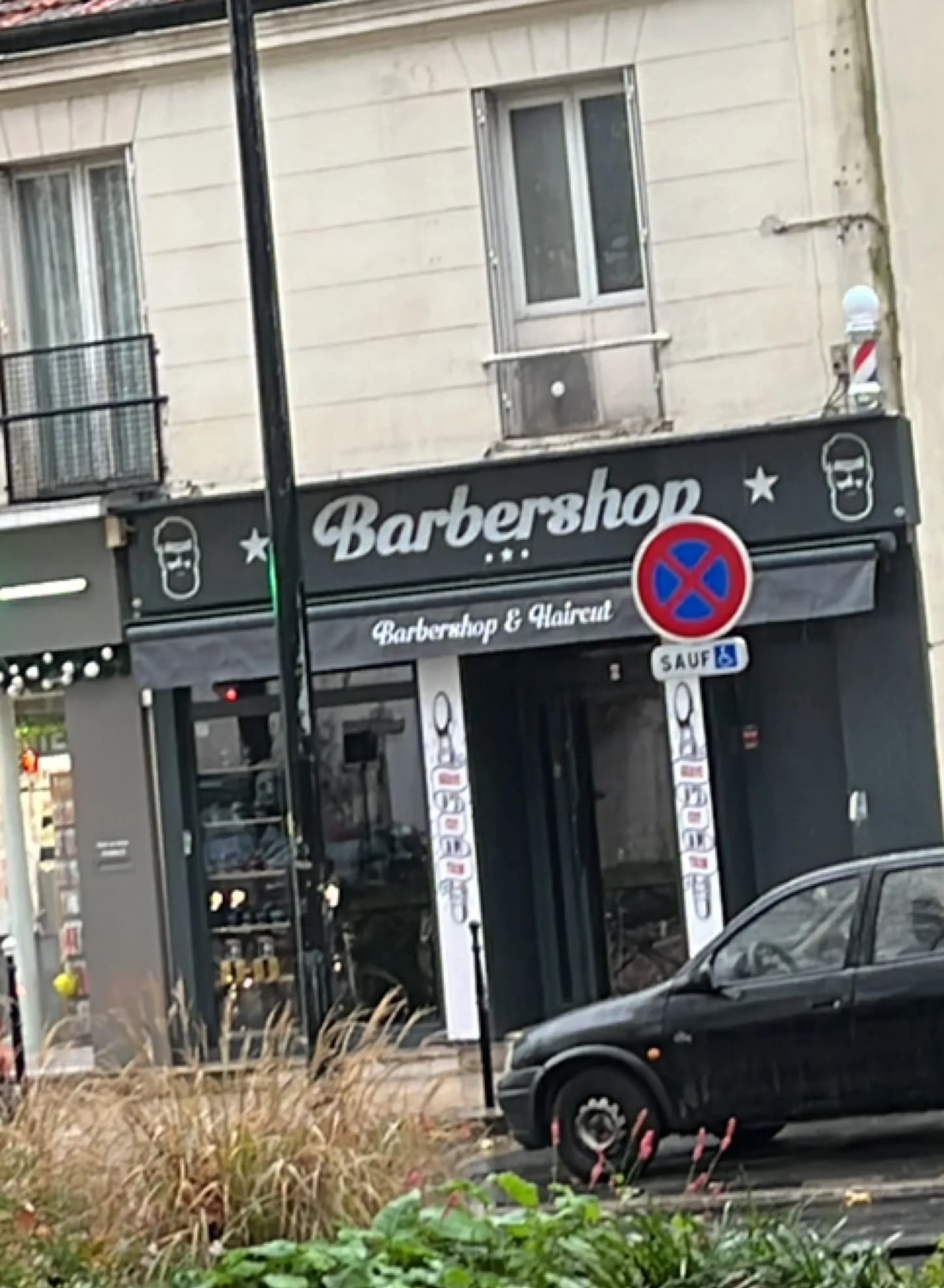 L'enseigne du salon, avenue Marceau.