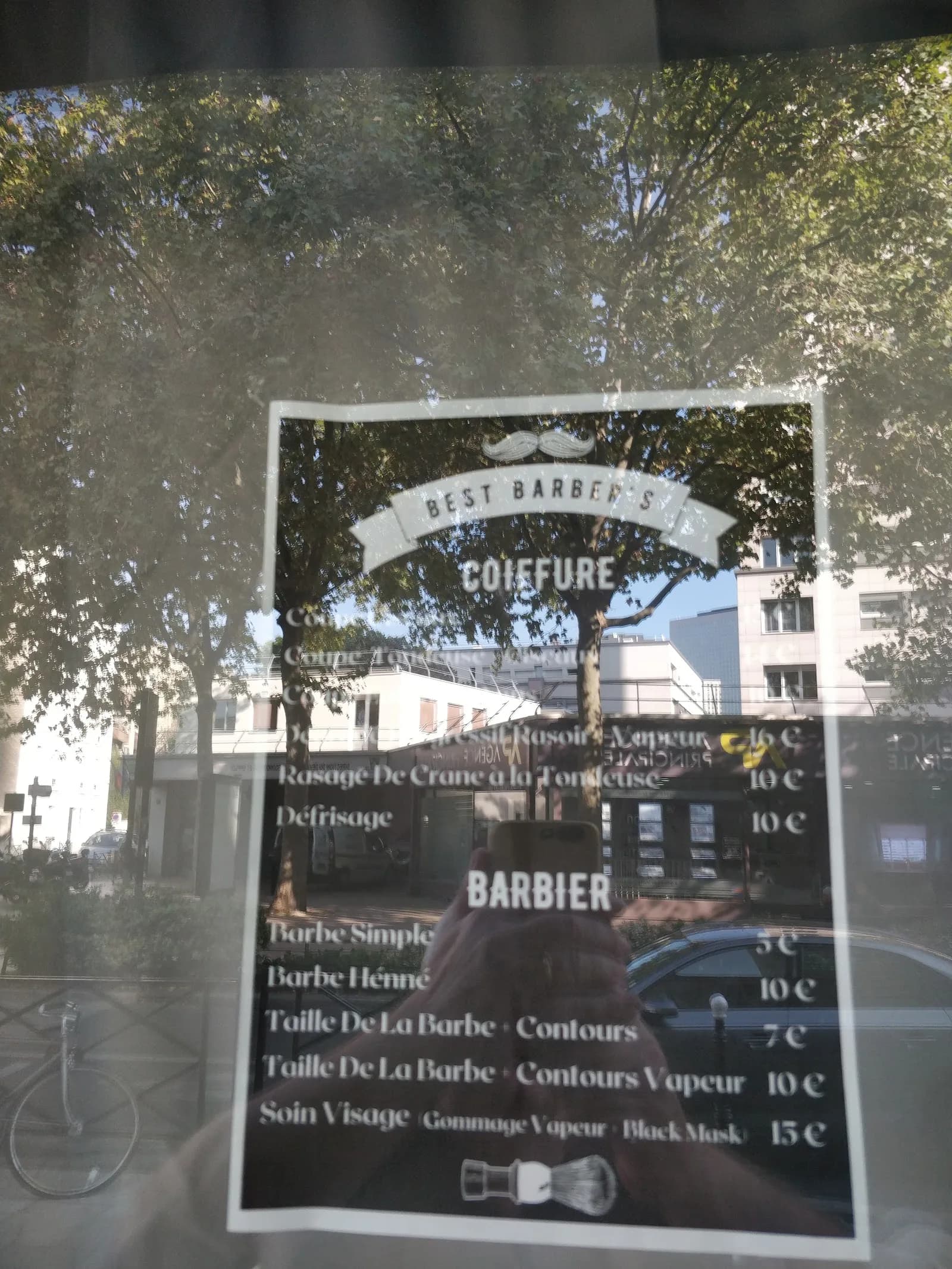 La carte, telle qu'elle est affichée en vitrine du salon.