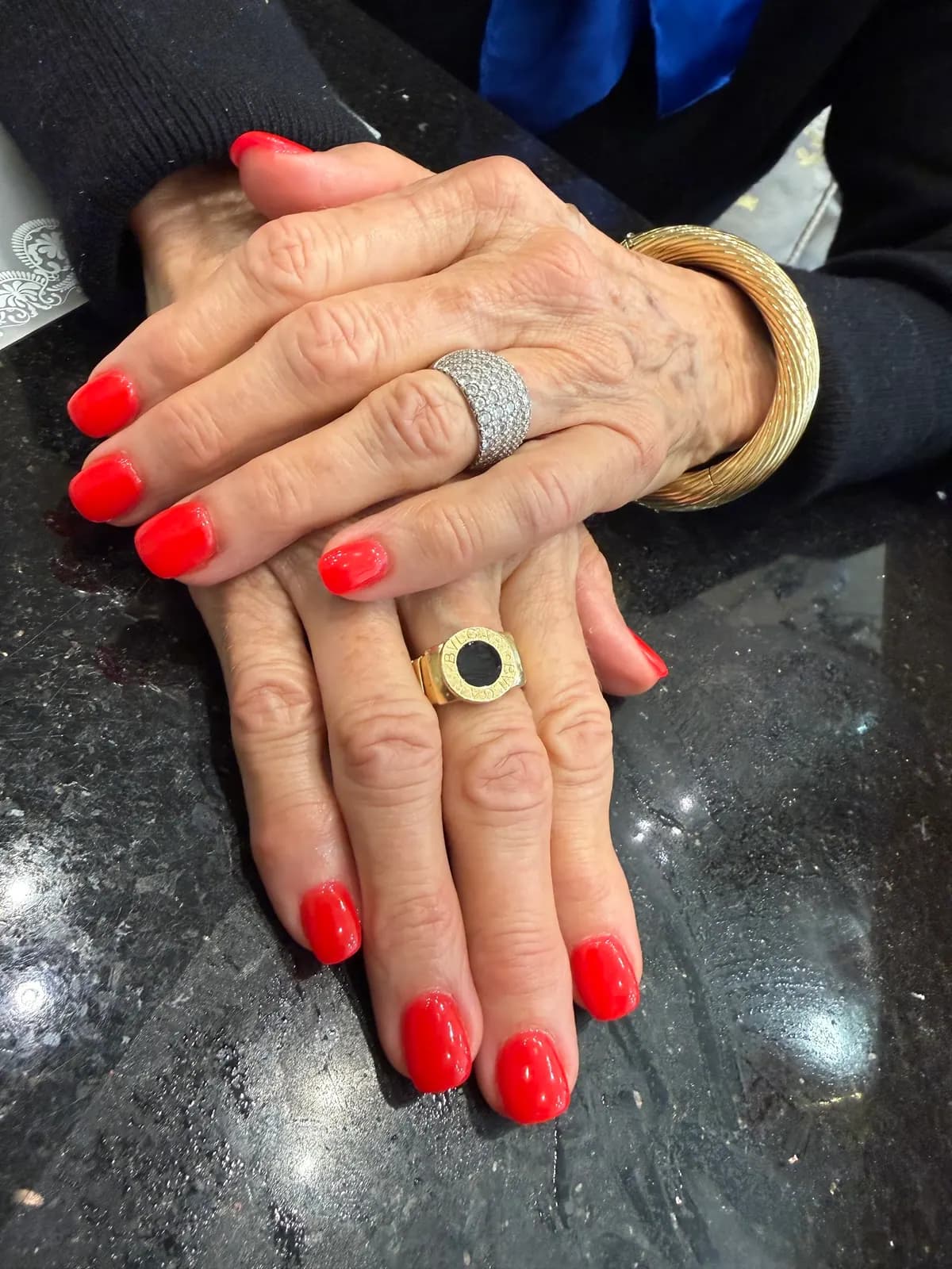 Vernis gel rouge, un grand classique de la maison.