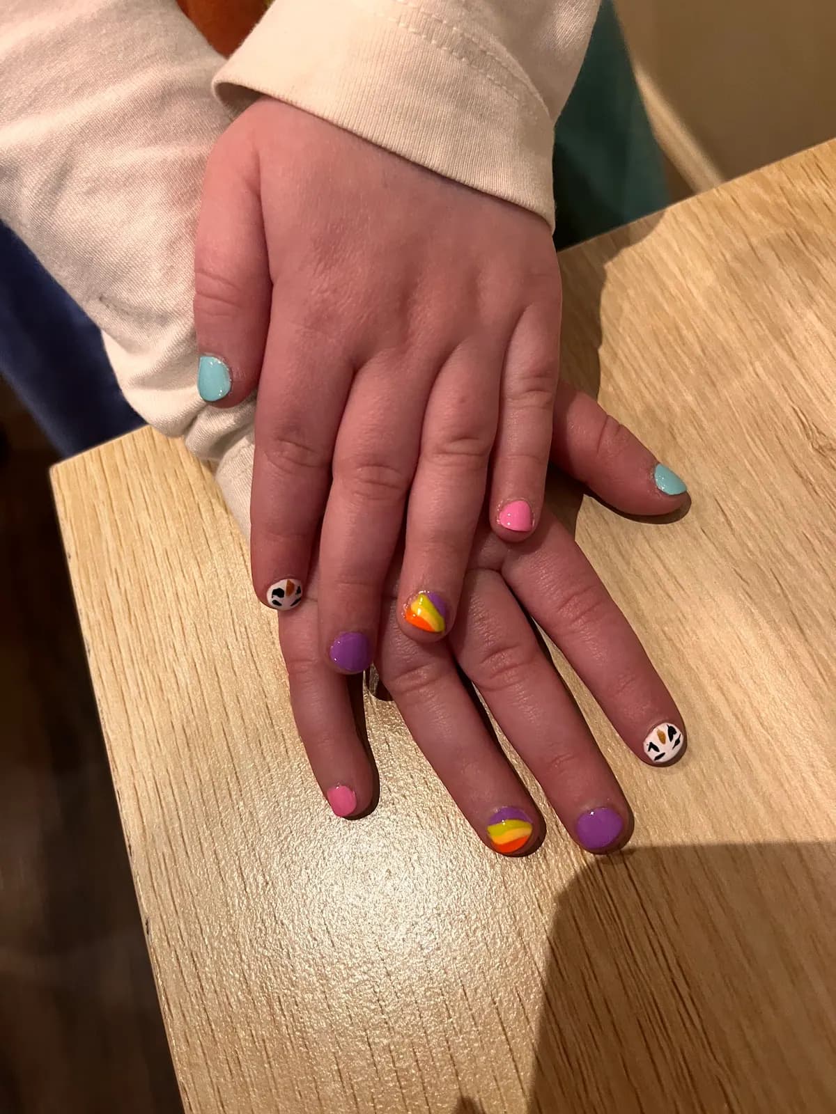 Nail art coloré, dessiné à main levée.