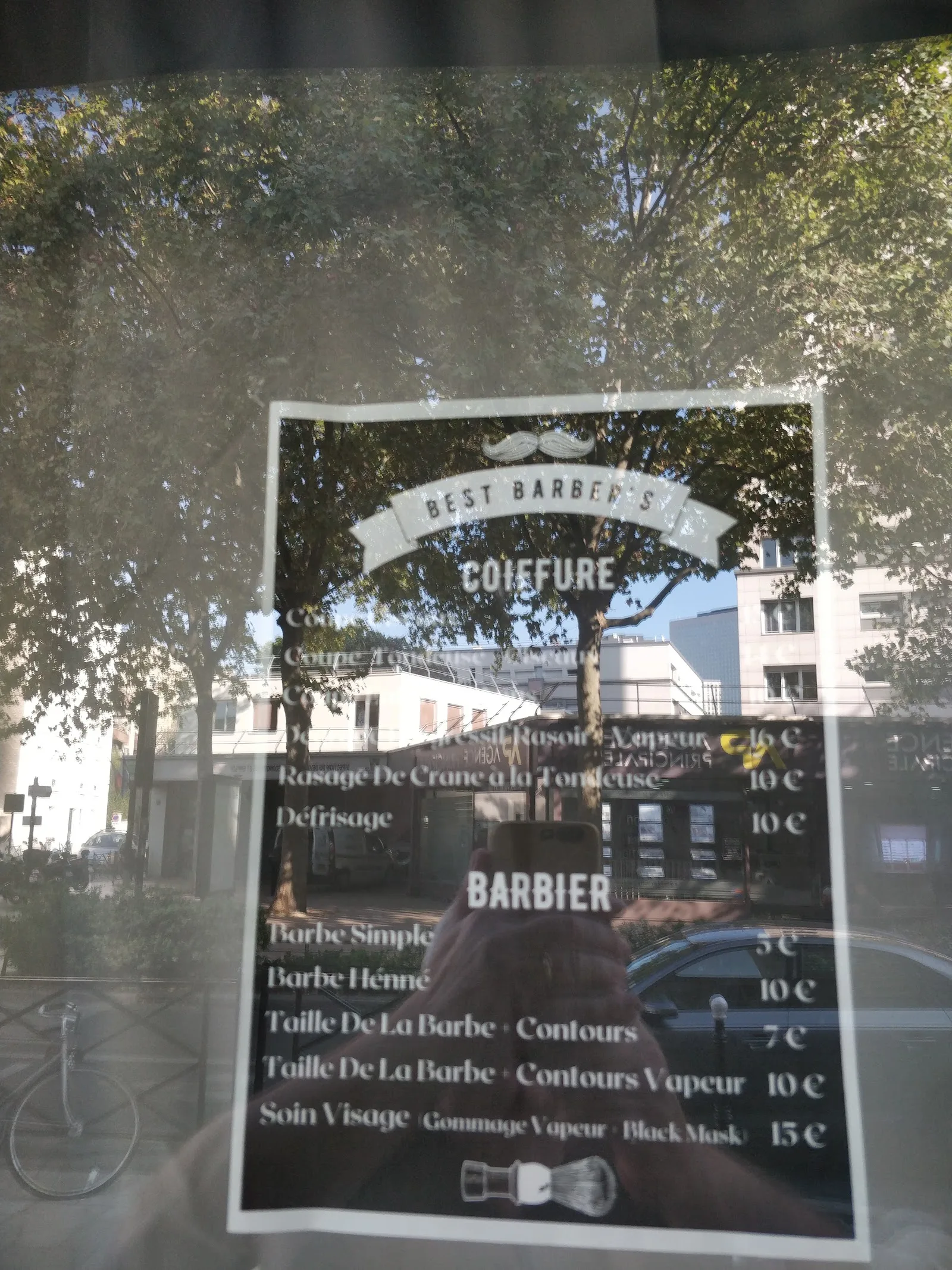 La carte, telle qu'elle est affichée en vitrine du salon.