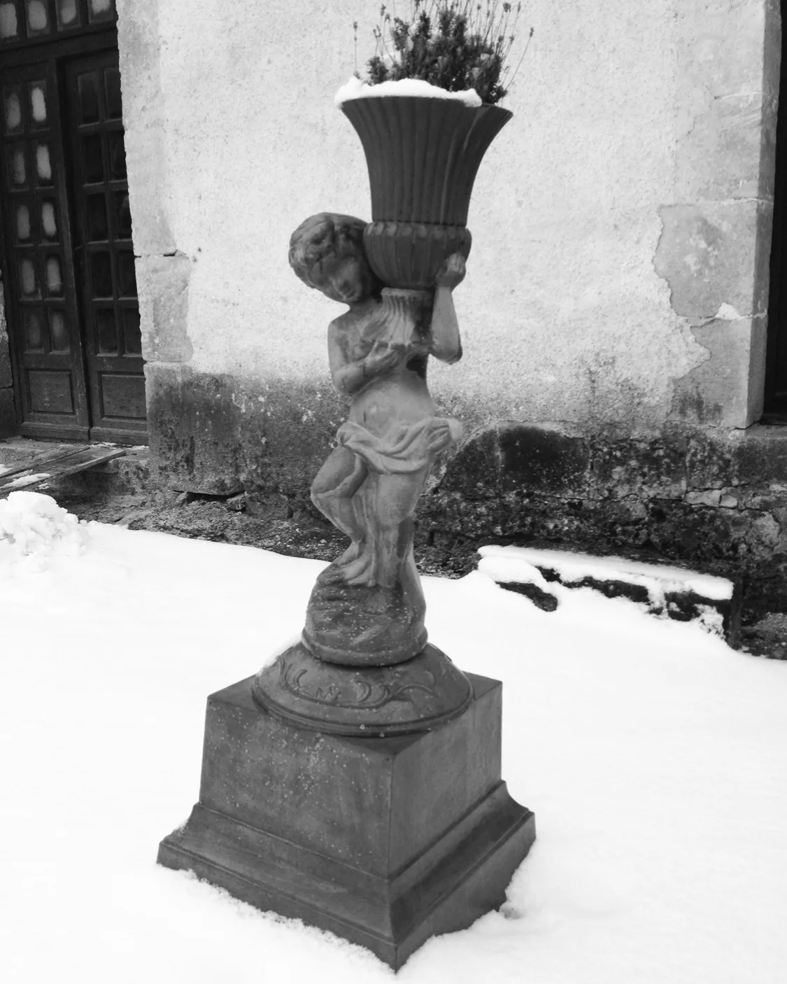Statue en fonte sur socle, finition patinée.