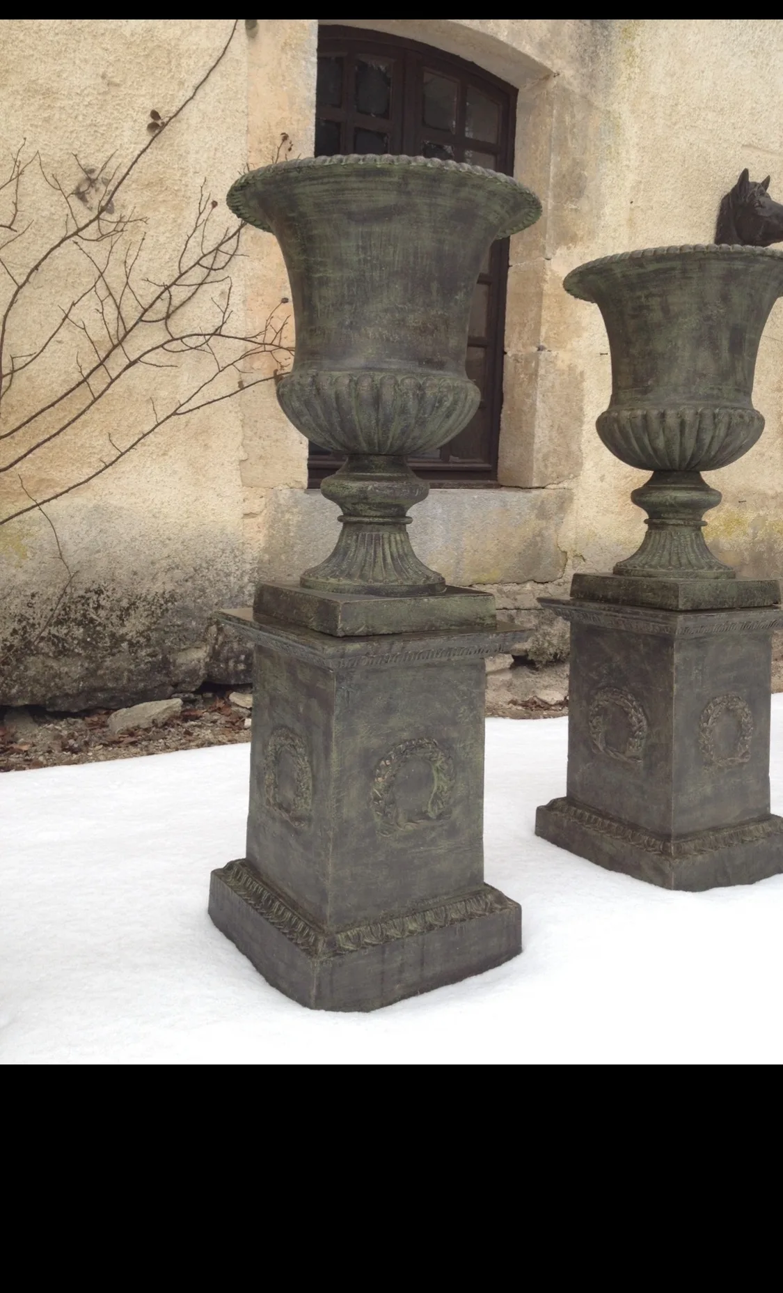 Vases Médicis sur socles, patine bronze-vert.