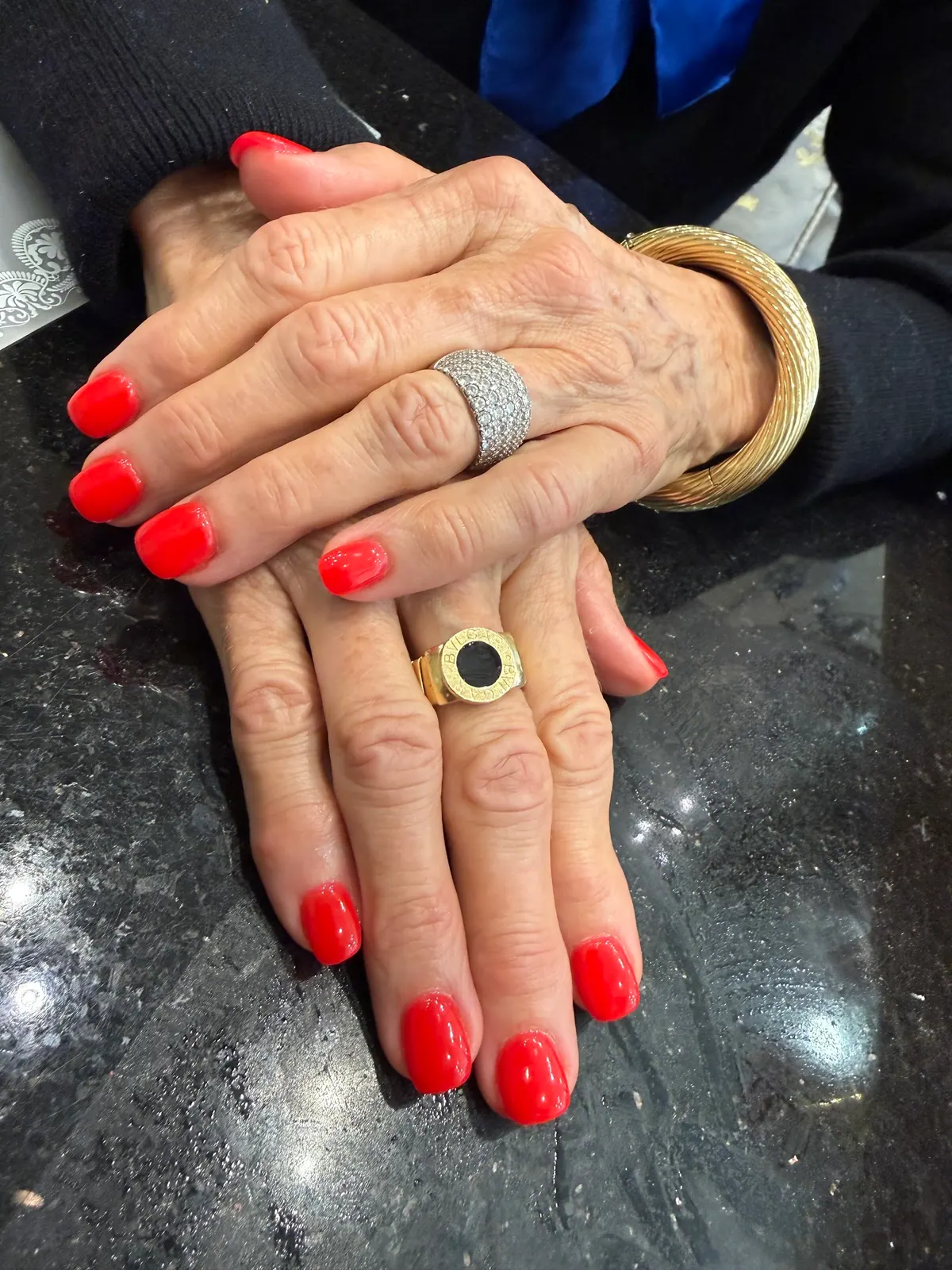 Vernis gel rouge, un grand classique de la maison.