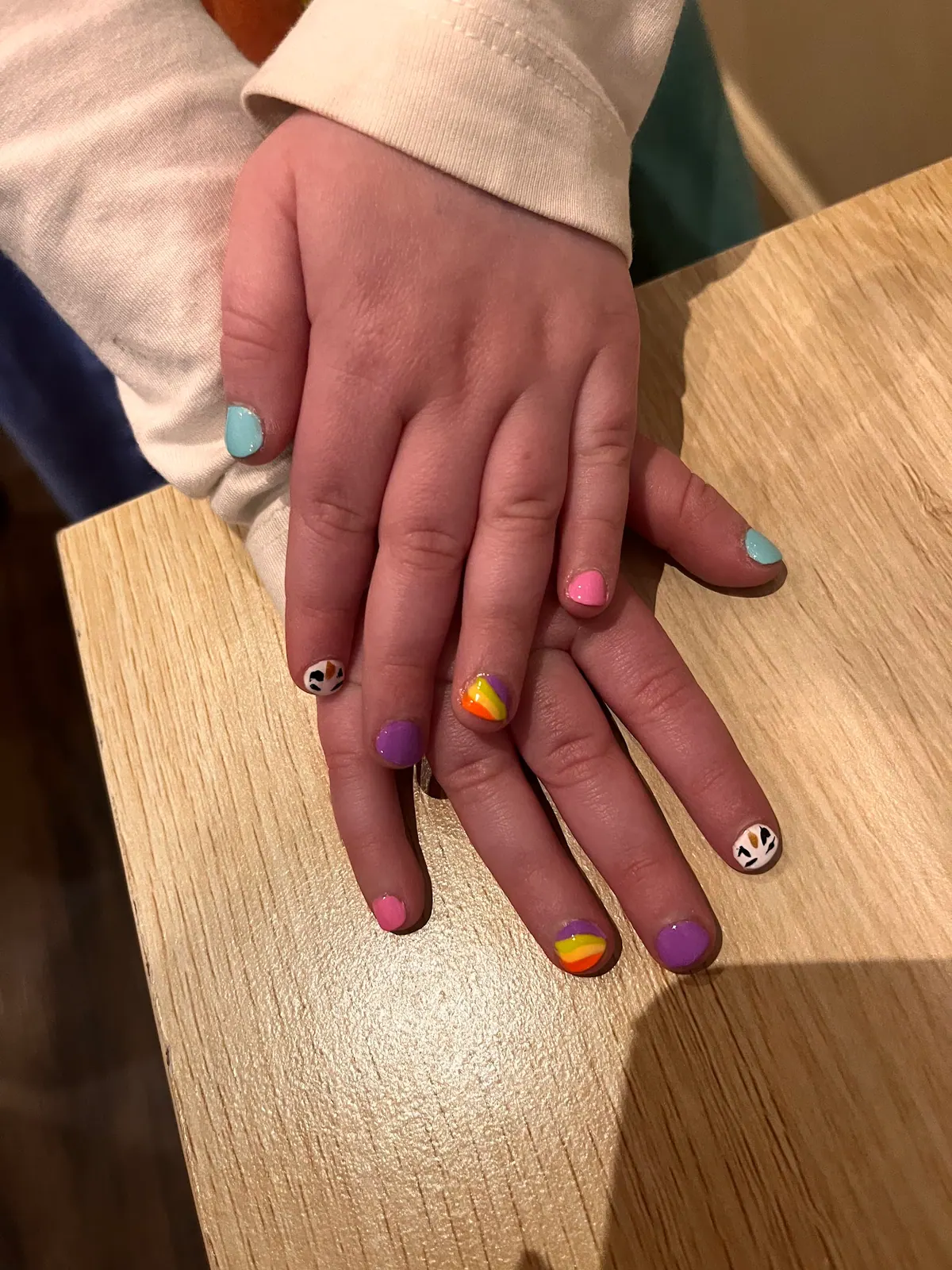 Nail art coloré, dessiné à main levée.