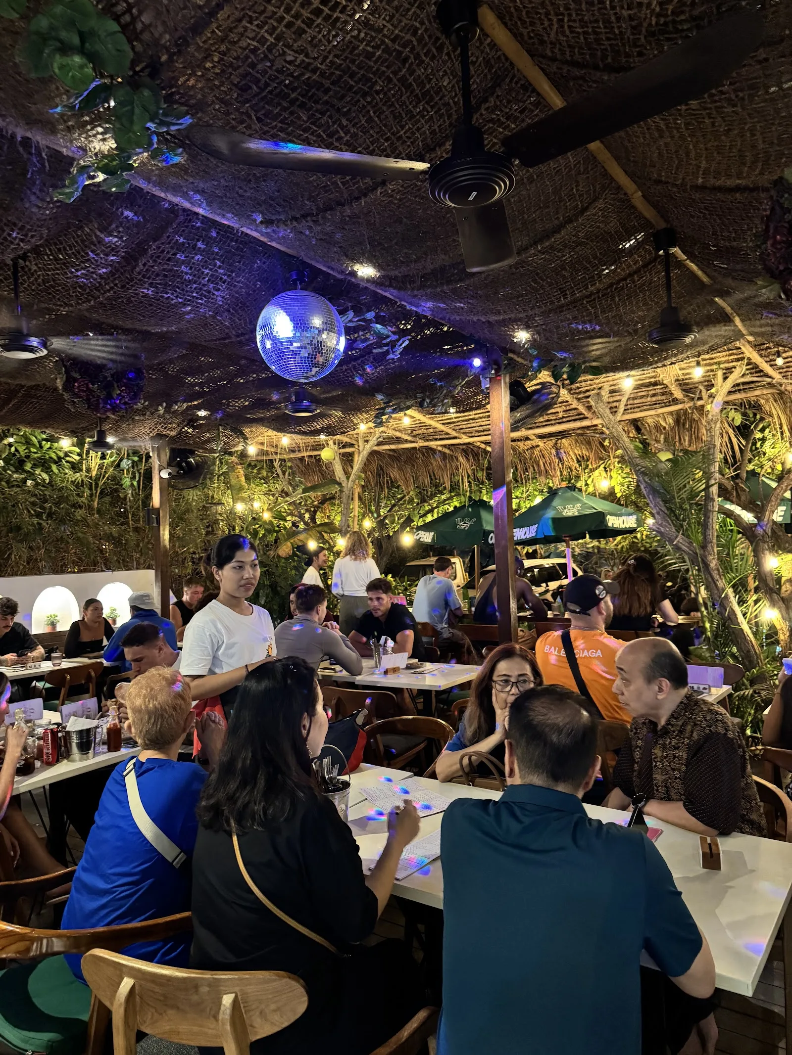 Le soir, guirlandes et boule à facettes : la table devient bar.