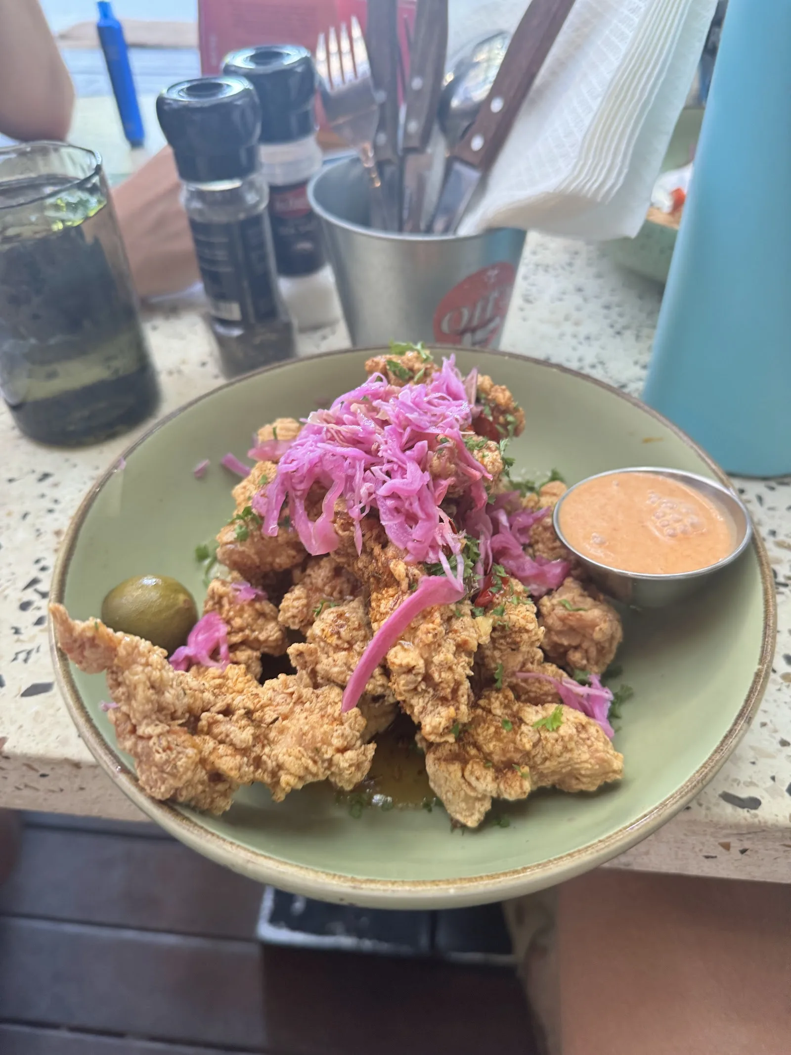 Poulet croustillant, chou mariné et sauce — servi à toute heure.