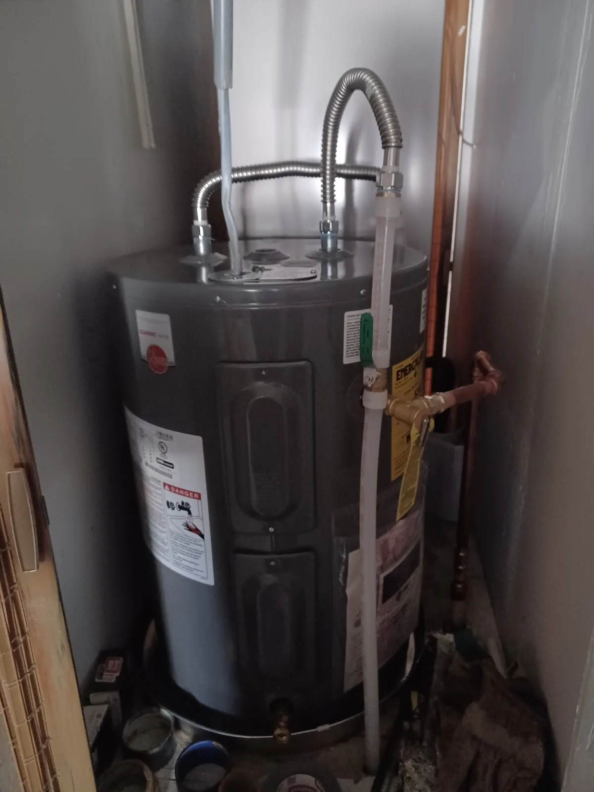 Chauffe-eau électrique remplacé et raccordé proprement.